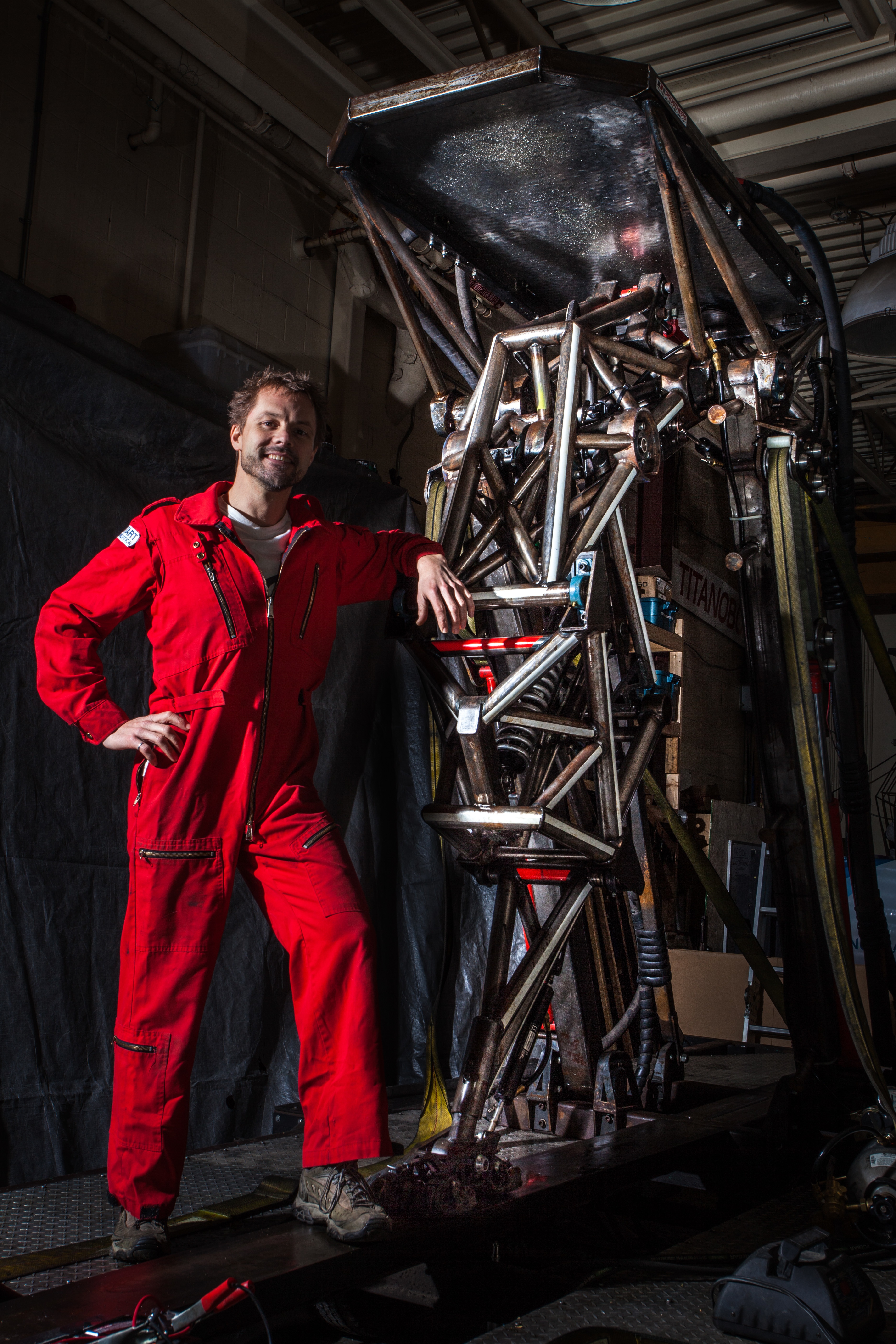 L'ingegnere Jonathan Tippett nel suo laboratorio di Vancouver, dove sta mettendo a punto quello che, nelle sue intenzioni, sara' il primo robot da corsa a guida umana  (Olycom)